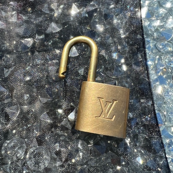 LOUIS VUITTON LOCK AND KEY #321 - Picture 4 of 6